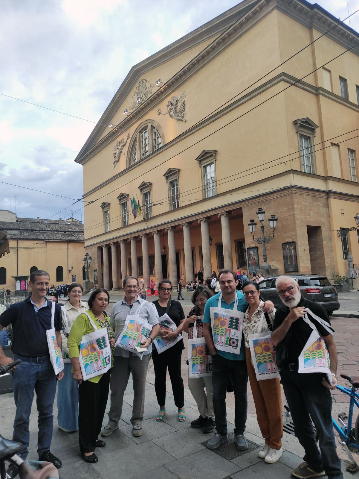 Gruppo di visitatori di Imprese Aperte 2023 davanti al Teatro Regio di Parma