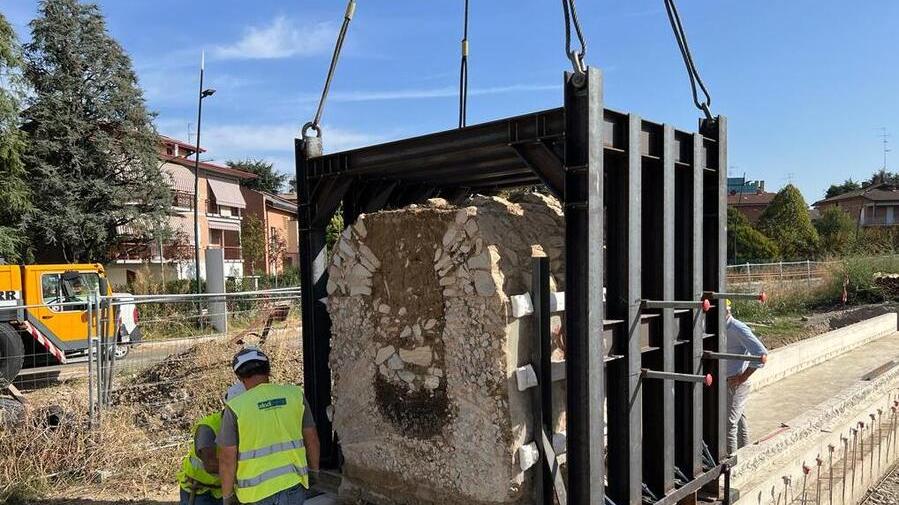 Un momento durante la rimozione dell'acquedotto romano nell'area del cantiere del nuovo ospedale di Reggio Emilia