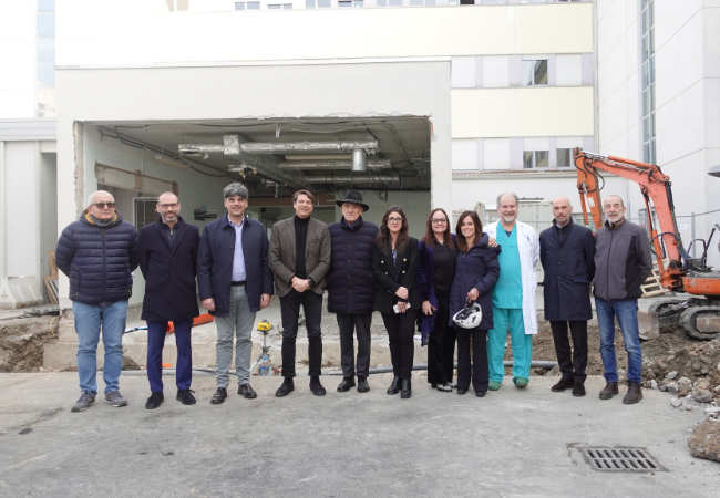 A visitare il cantiere del centro iperbarico di Vaio, l'unica struttura pubblica dell'Emilia-Romagna, sono stati Anselmo Campagna, commissario straordinario di Azienda Usl e direttore generale di Azienda Ospedaliero-Universitaria di Parma, il sindaco e l'assessore al Welfare del Comune di Fidenza Davide Malvisi e Vincenzo Bernazzoli, il sindaco del Comune di Salsomaggiore Luca Musile Tanzi, il presidente e il direttore generale di Fondazione Cariparma, Franco Magnani e Antonio Lunardini. Presenti anche i professionisti dell'Azienda Usl: Silvia Orzi, direttore del distretto di Fidenza, Francesca Spagnoli, direttore del Presidio ospedaliero, Luca Cantadori, direttore dell'unità operativa di Anestesia, rianimazione e camera iperbarica, Cesare Galvagni e Giuliano Bastasini del servizio Attività tecniche interaziendale, rispettivamente responsabile unico del progetto e responsabile della sicurezza del cantiere.  L'intervento, iniziato il 2 febbraio scorso, prevede l'installazione di una ulteriore camera iperbarica da 14 posti, caratterizzata da standard tecnologici innovativi, con particolare attenzione alla sicurezza e al comfort del paziente. Contestualmente, sono in corso interventi di riqualificazione sulla camera iperbarica esistente, che viene riarmata e adeguata agli stessi livelli di quella nuova. I lavori riguardano anche i locali tecnici, con l'adeguamento delle strumentazioni di supporto (compressori, sistemi di condizionamento e impiantistica) per consentire il funzionamento simultaneo di entrambe le camere.  La fine dei lavori è prevista a giugno con l'entrata in funzione delle due camere iperbariche la cui capacità di accoglienza sarà aumentata fino a complessivi 28 posti. Per tutta la durata del cantiere, l'attività urgente (casi di intossicazione da monossido ed ipoacusie) è costantemente garantita: è stata infatti installata una camera iperbarica mobile con 3 posti.